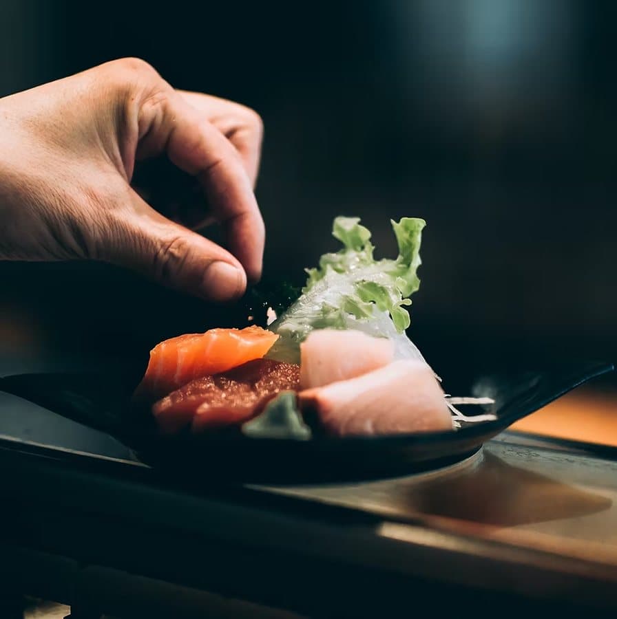 Kocken lägger upp färsk sushi